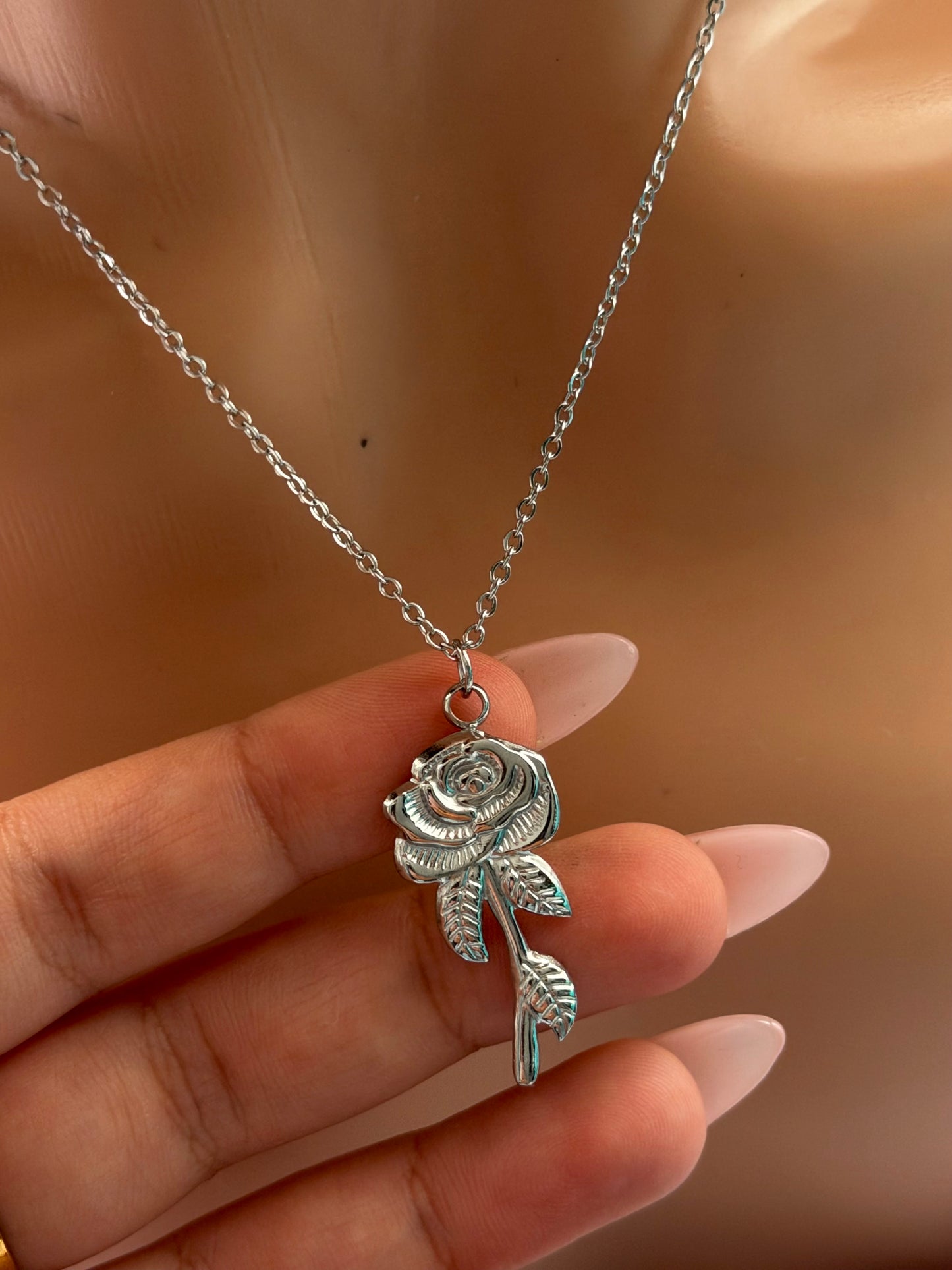 ‘My special rose’ silver necklace