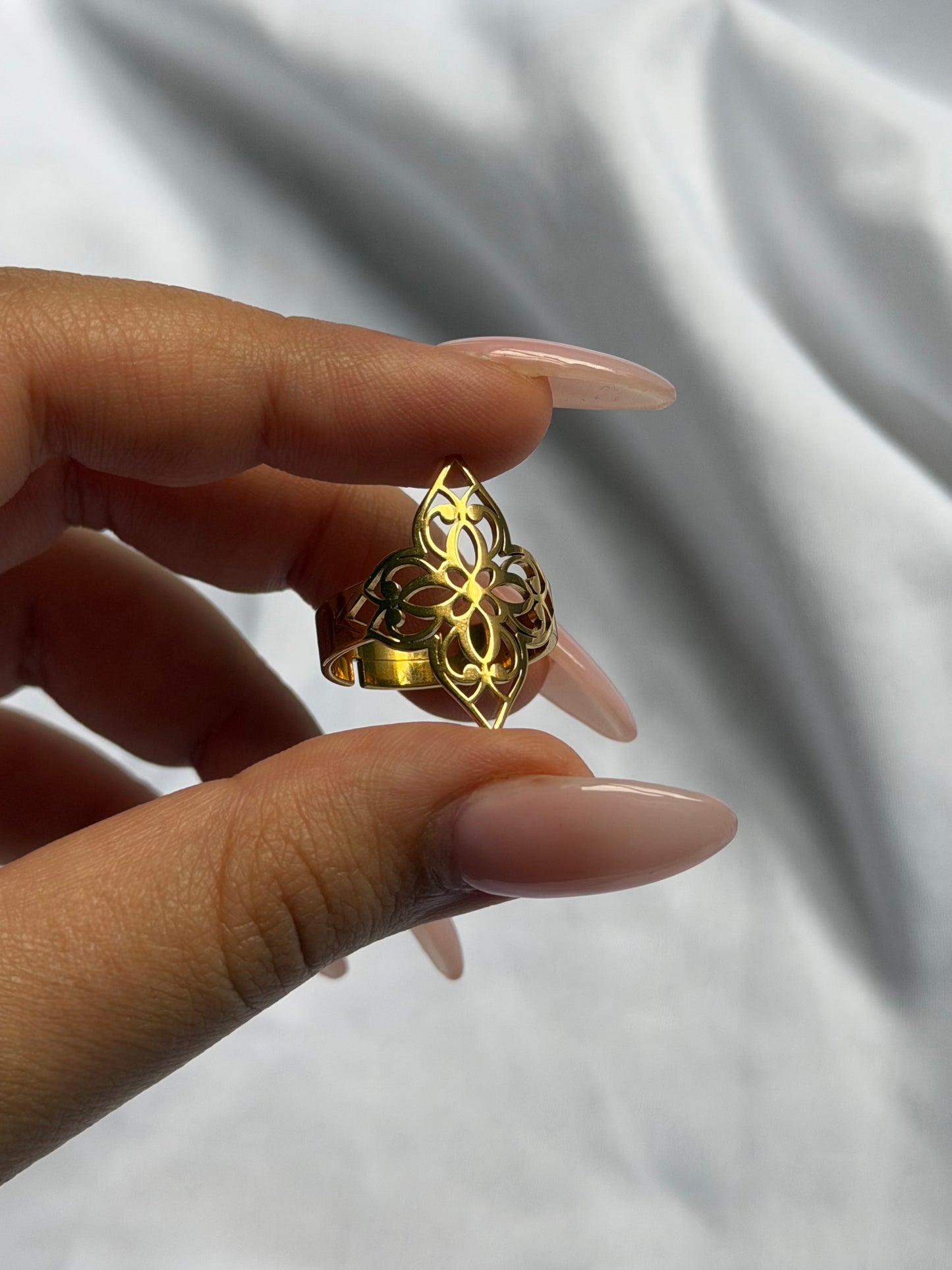 Whispering petals (adjustable ring)